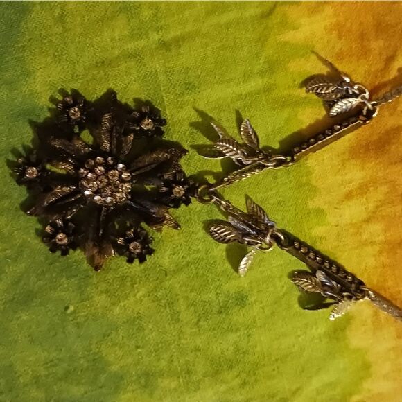 16" necklace with a rhinestone flower pendant - Picture 10 of 11